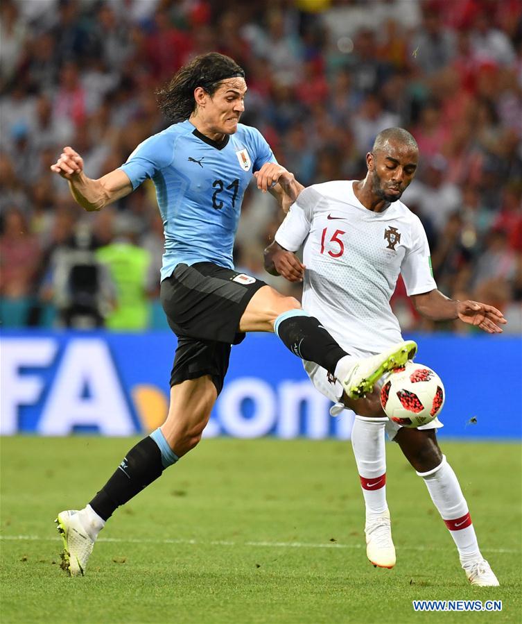 Cầu thủ Edinson Cavani của ĐT Uruguay dính chấn thương trong trận đấu với ĐT Bồ Đào Nha. Ảnh: Internet.