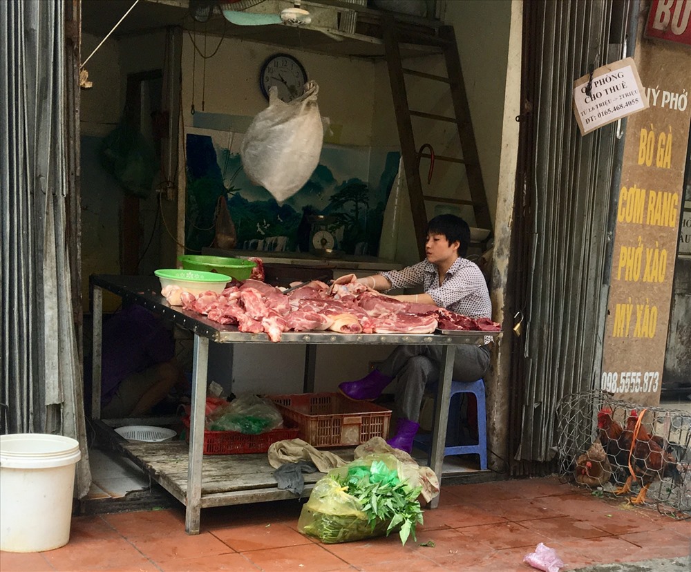 Một sạp thịt lợn trong ngõ chợ Yên Hòa (Cầu Giấy, Hà Nội).
