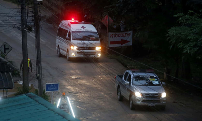 4 thành viên đầu tiên của đội bóng đã được đưa đến bệnh viện Chiang Rai để kiểm tra sức khỏe