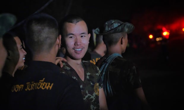 Các nhân viên quân sự, cứu hộ, tình nguyện viên bên ngoài hang Tham Luang.    