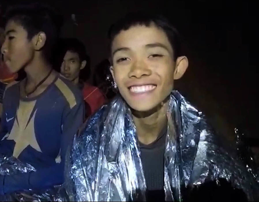 Hai thành viên đầu tiên của đội bóng Thái Lan bị mắc kẹt trong hang sâu được cho là đã rời hang an toàn    