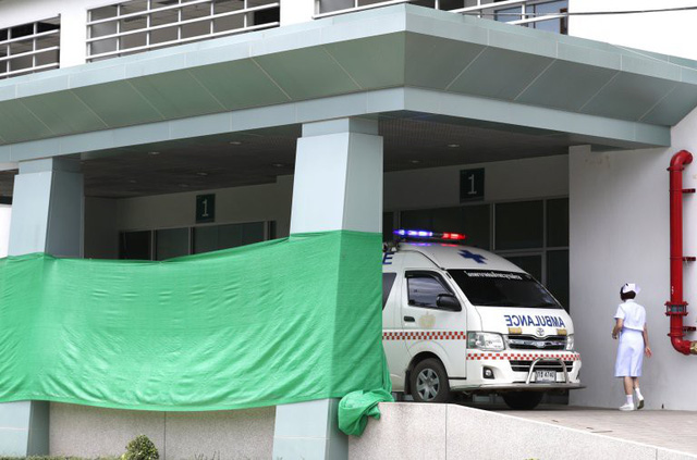 Sảnh bệnh viện Chiang Rai được che kín khi tiếp nhận cầu thủ đầu tiên được giải cứu trong đợt cứu hộ lần hai