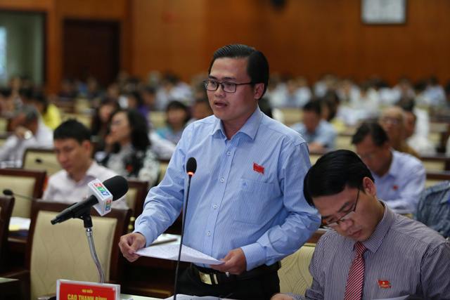 Đại Biểu Phan Nguyễn Như Khuê đặt vấn đề dự án treo. Ảnh: Hồ Văn