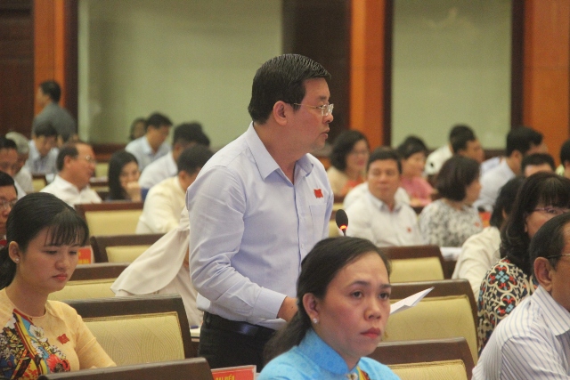 Giám đốc Sở TN-MT Nguyễn Toàn Thắng giải trình với đại biểu. Ảnh: H.V