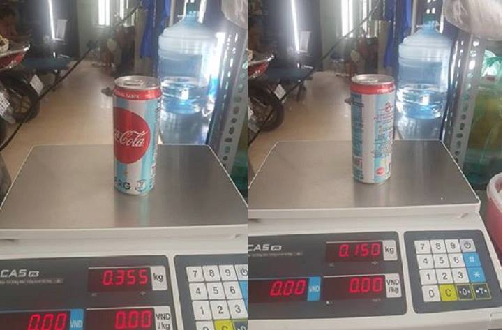 Hình ảnh cân đối chiếu lon Coca-Cola bình thường nặng 355gr và lon Coca-Cola có vấn đề chỉ nặng 150gr
