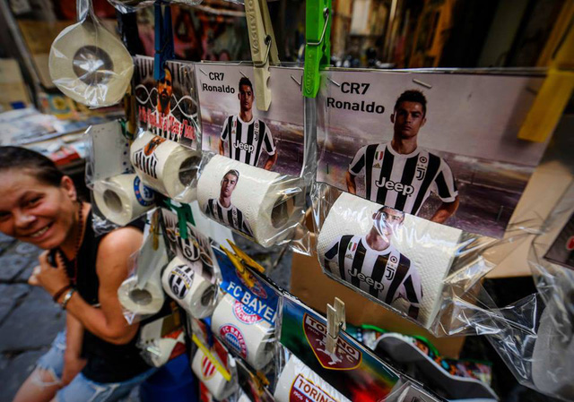 Tầm ảnh hưởng của Ronaldo còn lớn đến mức, tại Italia, giấy vệ sinh in hình cầu thủ này đang được bán nhan nhản ngoài đường phố