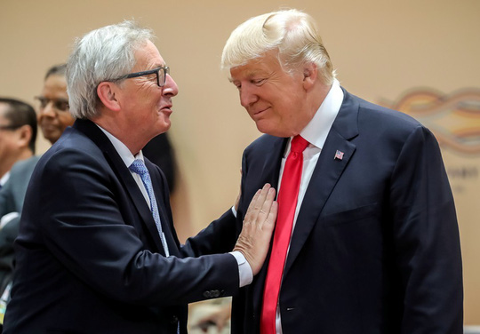 Tổng thống Mỹ, Donald Trump (phải) và chủ tịch EU, Jean-Claude Juncker đang xích lại gần nhau