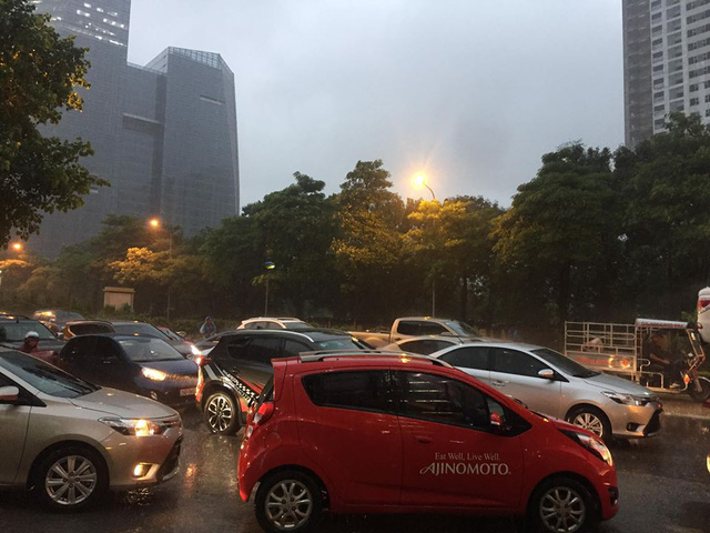 Cảnh ùn tắc kéo dài từ khi trời mới nhập nhoạng tối, cơn mưa bắt đầu đổ xuống