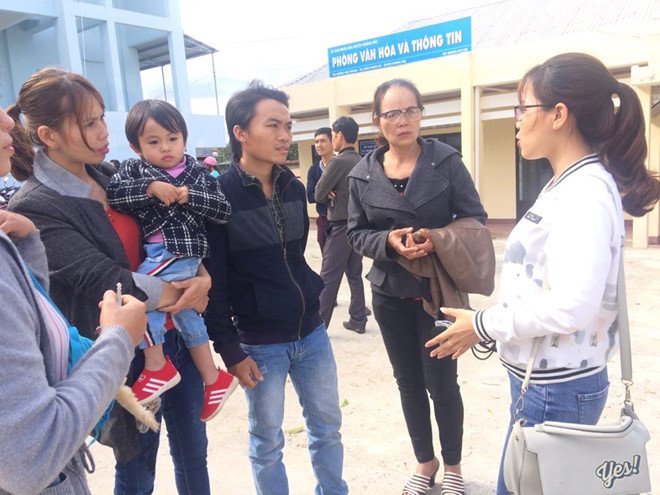 Các giáo viên bức xúc phản ảnh với phóng viên tại UBND huyện Krông Pắk