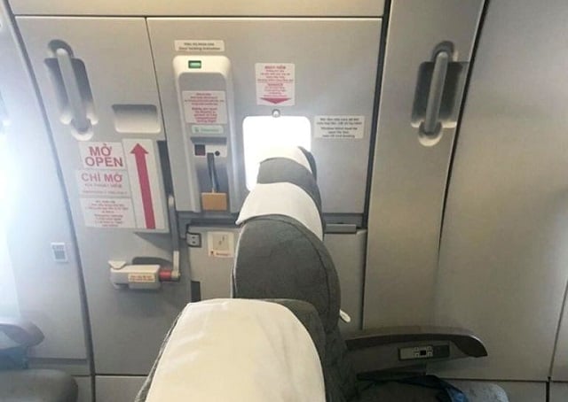Hình ảnh đăng tải trên mạng xã hội cho rằng máy bay của Vietnam Airlines cố tình lắp thêm ghế ở cửa thoát hiểm