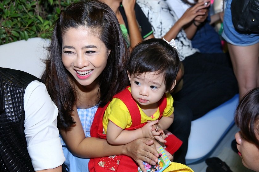 Hình ảnh hiếm hoi Mai Phương xuất hiện cùng con gái trong một sự kiện.
