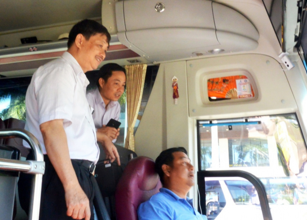 Ông Đặng Việt Dũng, Phó Chủ tịch UBND TP. Đà Nẵng kiểm tra các camera được lắp trên xe du lịch  