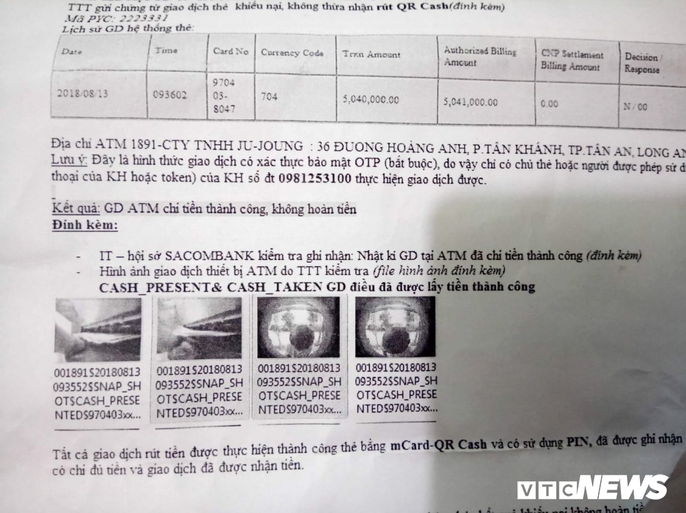  Camera của Ngân hàng Sacombank ghi lại cảnh người lạ mặt rút tiền trong tài khoản của anh Vương.    
