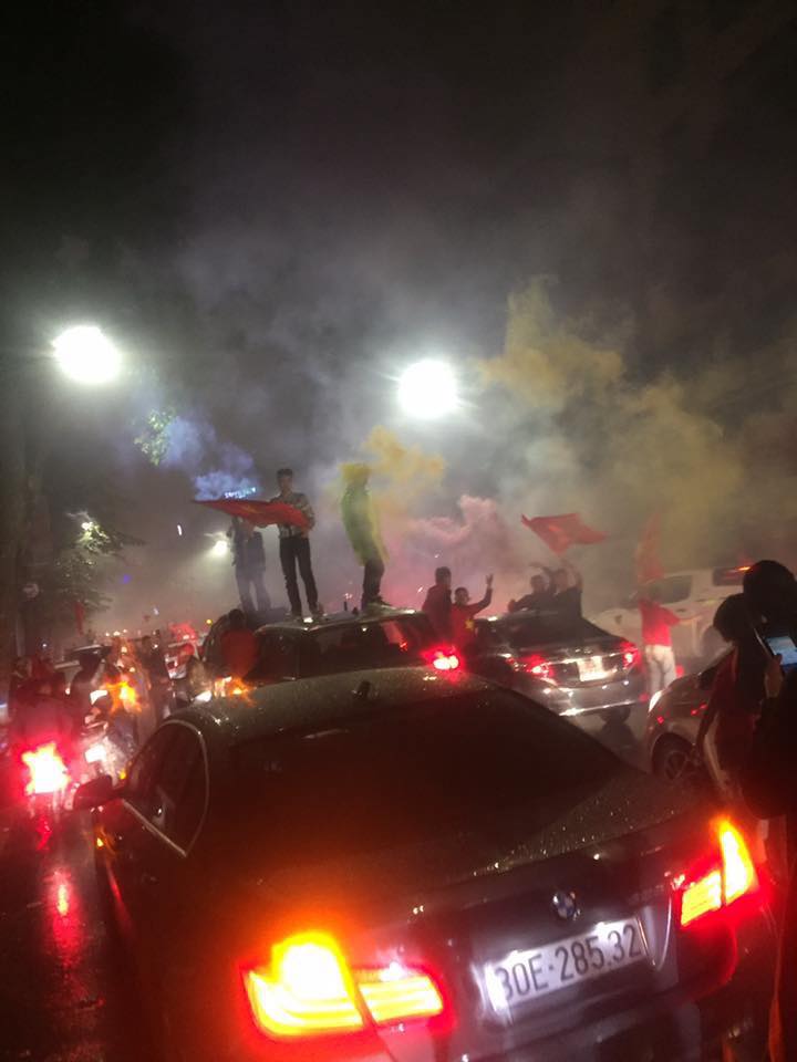 Nhiều người còn leo lên cả nóc ô tô ăn mừng chiến thắng của đội tuyển Việt Nam    
