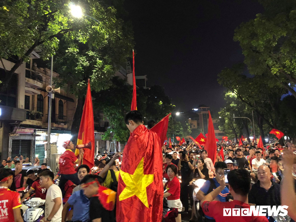 Hình ảnh cờ Tổ quốc thường thấy trong các lần đội tuyển Việt Nam giành chiến thắng    