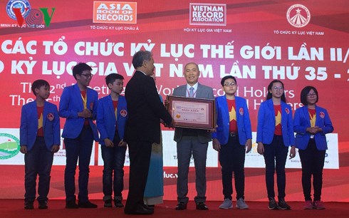 Tổ chức Kỷ lục Việt Nam tặng bằng khen cho HLV trưởng Nguyễn Phùng Phong và Đội tuyển siêu trí nhớ Việt Nam tại chương trình hội ngộ