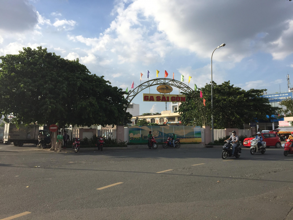 Trước cổng ga Sài Gòn (ảnh: Tín Phong)