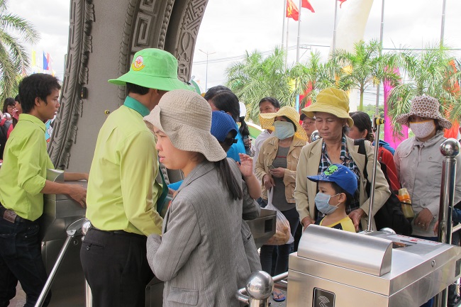 Người dân xếp hàng chờ vào trong khu du lịch Suối Tiên (quận 9).
