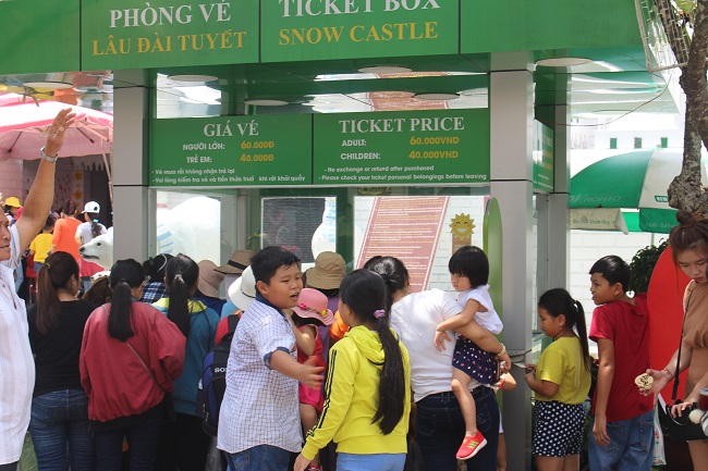 Bên trong khu du lịch Suối Tiên (quận 9) tại các khu vực trò chơi, người dân phải xếp hàng chờ mua vé vào cổng.