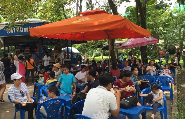 Buổi trưa, các quán ăn, nhà hàng trong các khu vui chơi tại TP Hồ Chí Minh đông khách hơn ngày thường.