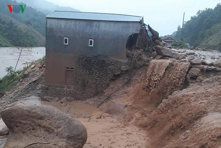  Ngoài thiệt hại về giao thông, nhiều khu dân cư, nhà ở của người dân đã bị thiệt hại do lũ quét, ngập nước.     