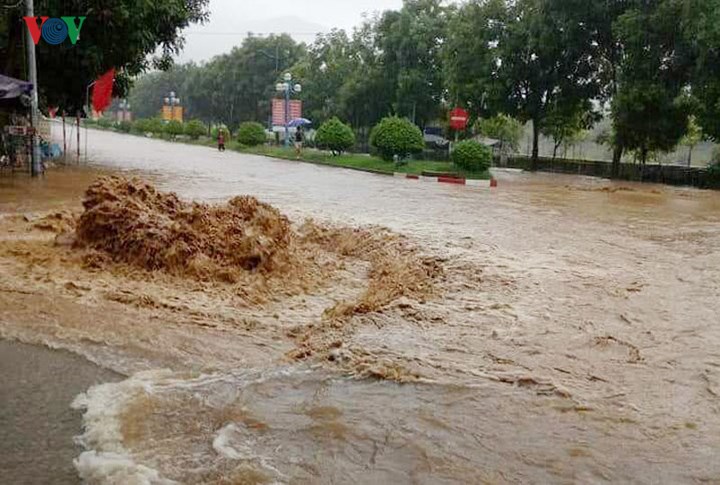 Ngoài thiệt hại về giao thông, tại nhiều khu đô thị, khu dân cư mưa lũ cũng gây ngập úng cục bộ.    