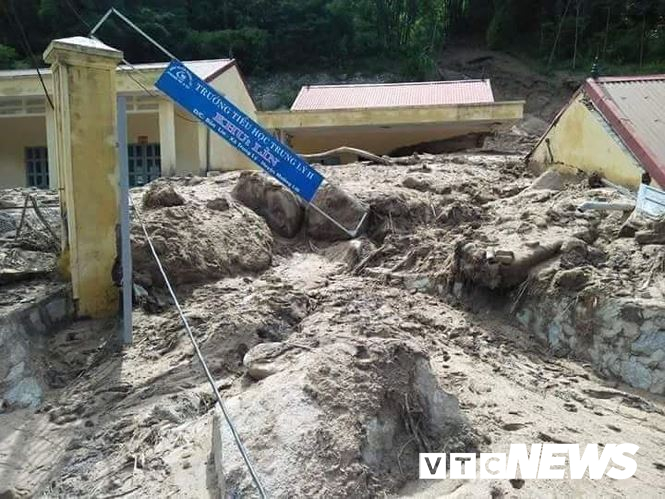 Trường học bị đất đá vùi lấp trong mưa lũ tại huyện Mường Lát (Thanh Hóa).    