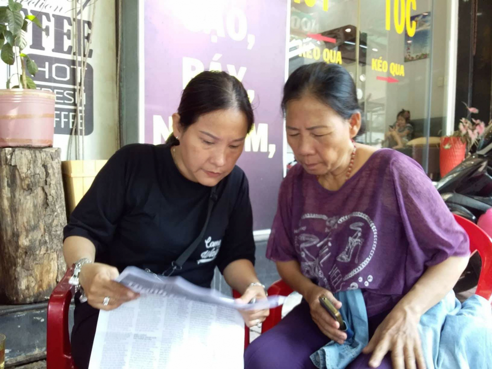 Bà Nguyễn Thị Kim Phượng B26/9 khu phố 1, phường Bình An, Quận 2 phấn khởi khi xem về kết luận của Thanh tra Chính phủ.
