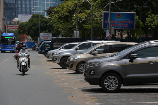 Bãi giữ ô tô trên đường Lê Lai - nơi phóng viên được nhân viên trật tự đô thị “xin tiền tươi” thay vì phải được hướng dẫn cài đặt ứng dụng để đậu xe có thu phí theo giờ Ảnh: HOÀNG TRIỀU