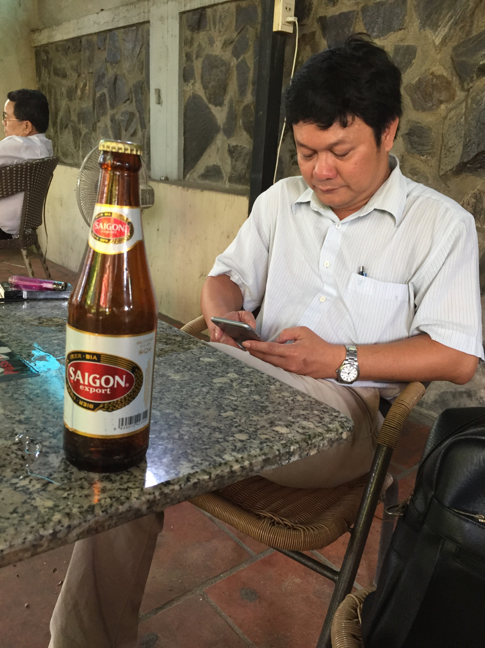 Chai bia Sài Gòn theo mẫu mới, không còn bao tem thiếc trùm nắp như trước đây.