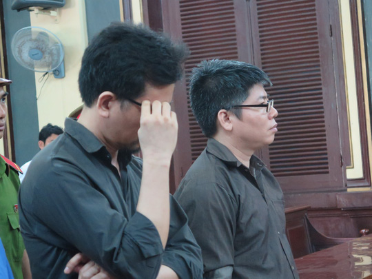 Bị cáo Nguyễn Giang Lam và Bùi Khắc Hà (che mặt) nghe tuyên án