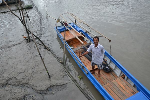 Người “hiệp sĩ” trên chiếc ghe dùng để cứu người, sẽ nổ chỉ sau một lần giật máy