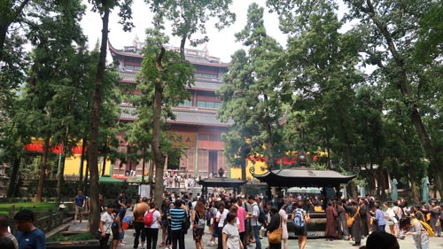 Một thống kê cho thấy mỗi năm có hàng triệu du khách Việt đi tour sang Trung Quốc. Trong ảnh: Du khách tham quan một ngôi chùa ở Hàng Châu, Trung Quốc Ảnh: Phạm Dũng