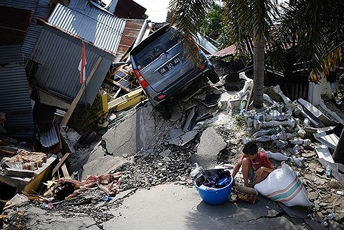 Nhiều khu vực ở thành phố Palu, Indonesia tan hoang sau thảm họa. Ảnh: AP.