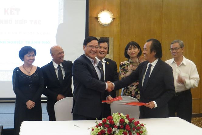 Đại diện Hiệp hội Doanh nhân Việt Nam ở nước ngoài và Chủ tịch Huba ký kết đẩy mạnh hợp tác kinh tế tại Hội nghị ngày 6/10