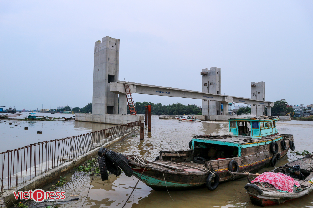 Cống kiểm soát Phú Xuân (khu vực rạch Điều, giáp ranh quận 7 và Nhà Bè) bị ngưng trệ từ cuối năm ngoái, theo người dân địa phương.