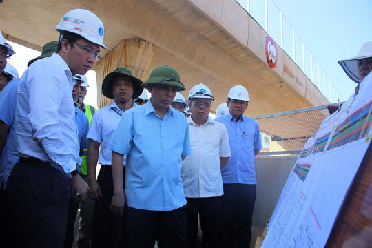 Ông Nguyễn Tiến Thành, Giám đốc dự án đường cao tốc Đà Nẵng - Quảng Ngãi (ngoài cùng bên trái)