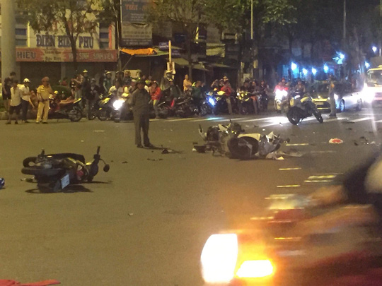 Xe máy của các nạn nhân nằm lăn lóc trên đường