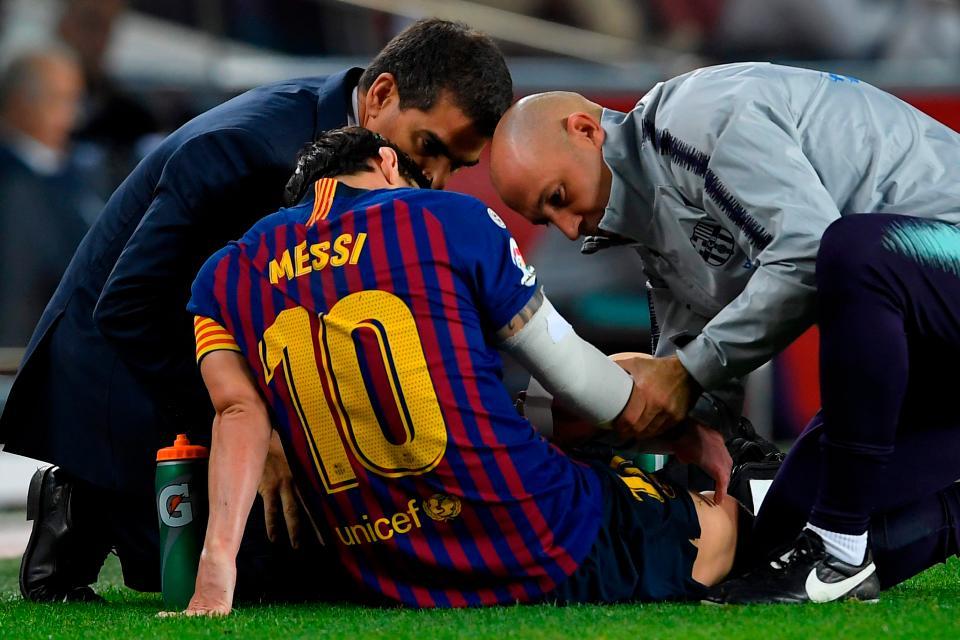 Messi bị gãy xương cánh tay phải