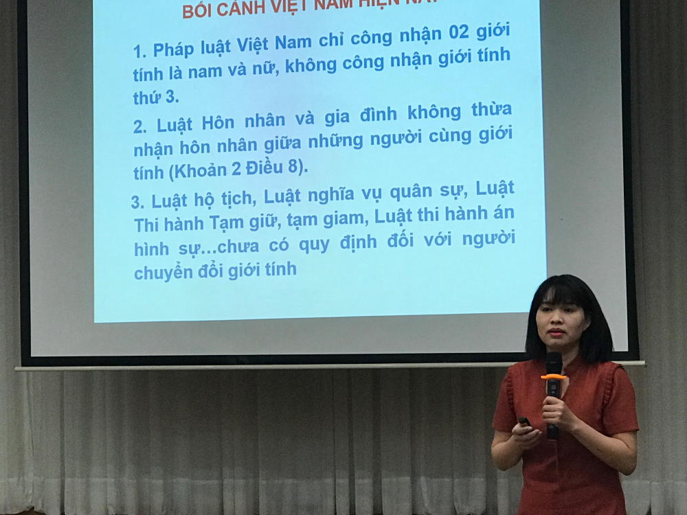 ThS Đinh Thị Thu Thủy chia sẻ về pháp luật giới tính tại Việt Nam. Ảnh: Kim Ngọc