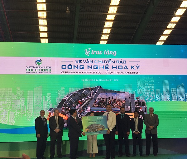 Lễ trao, tặng xe công nghệ hiện đại từ Mỹ tại Khu liên hợp xử lý chất thải Đa Phước. Ảnh: Kim Ngọc