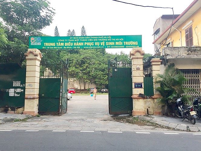 Khu đất dự án Khu văn phòng tại 18 phố Cao Bá Quát, quận Ba Đình do Công ty TNHH MTV Môi trường Đô thị làm chủ đầu tư bỏ hoang gần chục năm gây lãng phí.