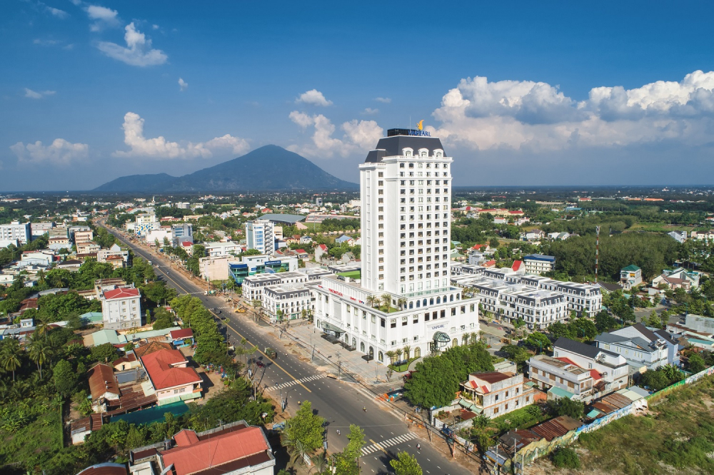Toàn cảnh Vinpearl Hotel Tây Ninh nhìn từ trên cao, nổi bật, trở thành điểm sáng của thành phố