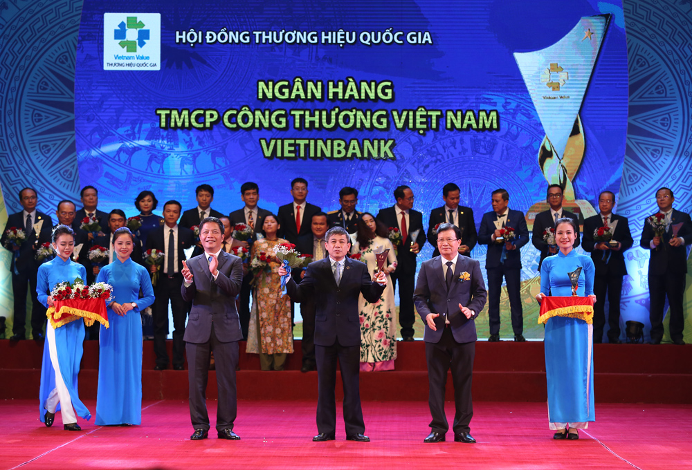 Ông Cát Quang Dương đại diện VietinBank nhận giải Thương hiệu Quốc gia năm 2018