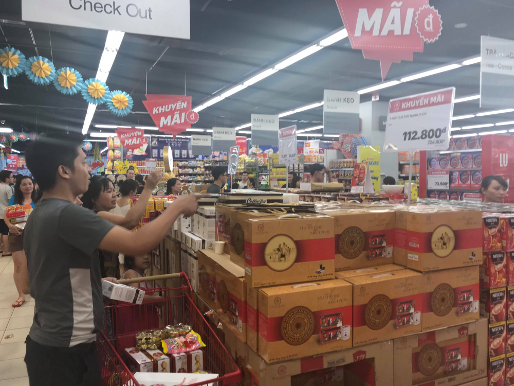 Lượng bánh mứt cung ứng tại cho thị trường Tết tại các siêu thị không chỉ đáp ứng nhu cầu về mẫu mã chất lượng mà giá cả cũng phù hợp. Ảnh: Kim Ngọc