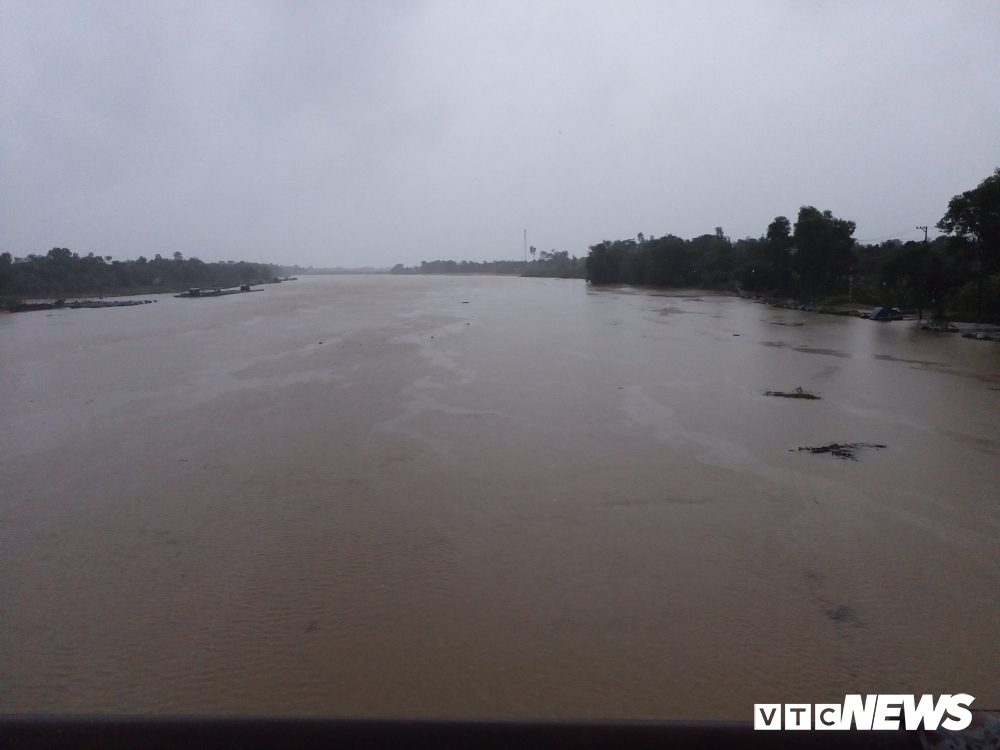  Nước trên sông Bồ (Thừa Thiên - Huế) đang lên nhanh. (Ảnh: T. Hiệp)    