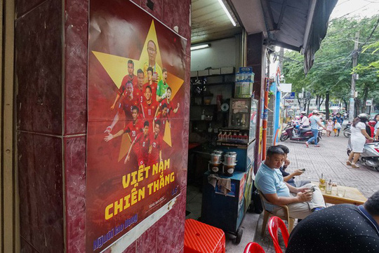 Poster cổ vũ tuyển Việt Nam chinh phục AFF Cup do Báo Người Lao Động và Công ty LS tặng bạn đọc. Ảnh: NLĐ    