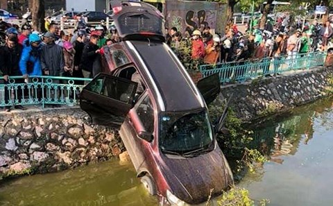 Chiếc xe ô tô lao vào dải phân cách rồi cắm đầu xuống hồ Trúc Bạch  