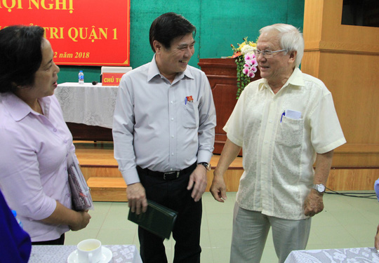 Chủ tịch Nguyễn Thành Phong trao đổi với cử tri sau buổi tiếp xúc    