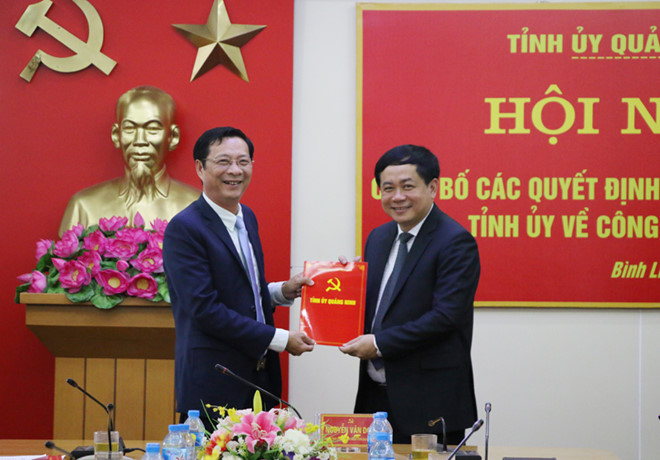 Ông Nguyễn Văn Đọc trao quyết định của Ban Thường vụ tỉnh ủy cho ông Mai Vũ Tuấn. Ảnh: Báo Quảng Ninh.  